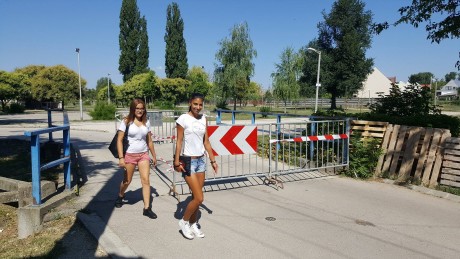 Lezárták az autók elől a Malom-csatorna Fürdő utcai közúti hídját